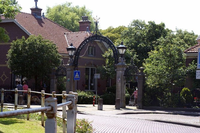 Giethoorn Private Tour from Amsterdam in Jaguar S Type - Price and value: is $796.76 per group worth it?