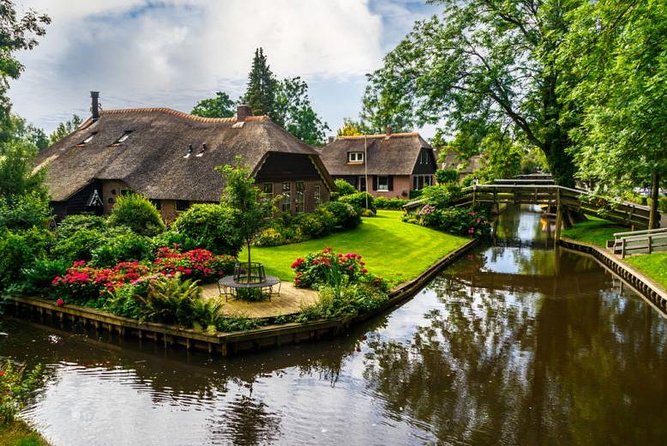 Giethoorn Private Tour Guide Giethoorn in luxury Jaguar S Type - De Koeienkade: the family farm stop that adds real variety