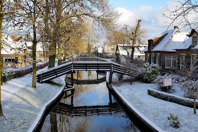 Giethoorn Private Tour Guide Giethoorn in luxury Jaguar S Type - Price and value: what $833.99 gets you for up to 4
