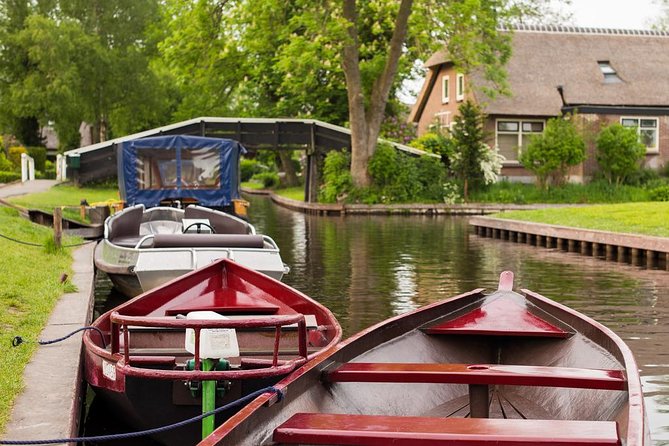 Giethoorn Private Tour Guide Giethoorn in luxury Jaguar S Type - What it feels like with Remco as your guide
