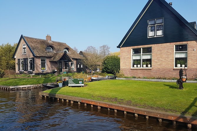 Giethoorn Small-Group Tour from Amsterdam (Max. 8 People) - The 1-hour private canal boat ride through Giethoorn’s oldest section