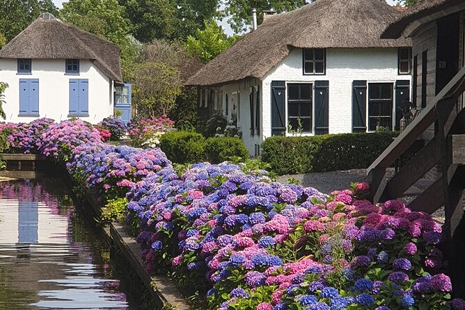 Giethoorn, Zaandam & Zaanse Schans Day Tour w/ Small Boat Ride - Giethoorn by small electric boat: driving the canals like a local