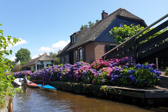 Giethoorn, Zaandam & Zaanse Schans Day Tour w/ Small Boat Ride - Zaanse Schans windmills and the Zaan River photo moment