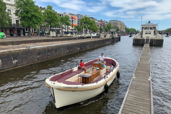 Guided Amsterdam Canal Cruise – Snacks & Drinks on board(1 Hour) - Why This 1-Hour Amsterdam Canal Cruise Works