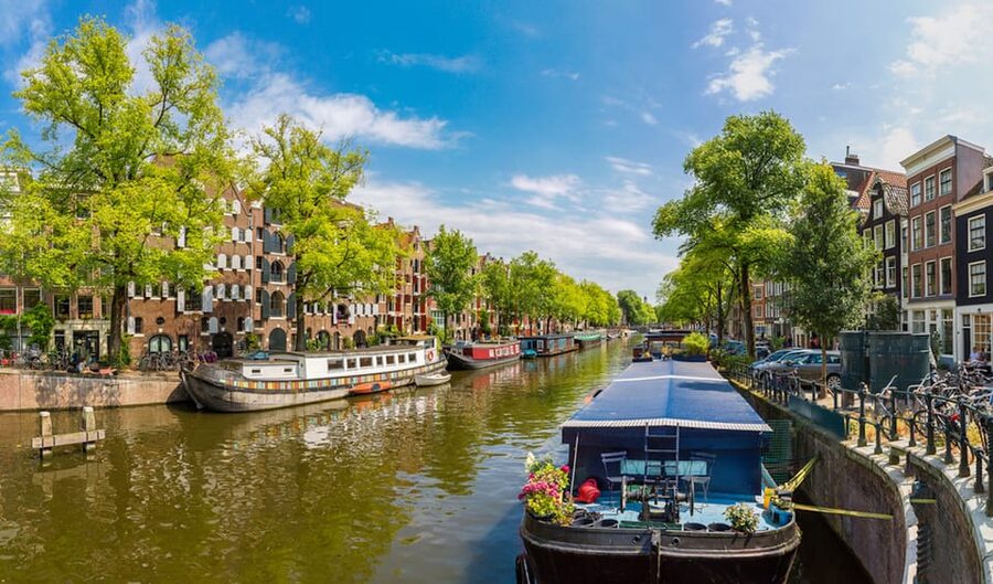 Jordaan, Anne Frank and Leidseplein tour in English - Canal Ring start near Central Station, where the city’s shape shows up