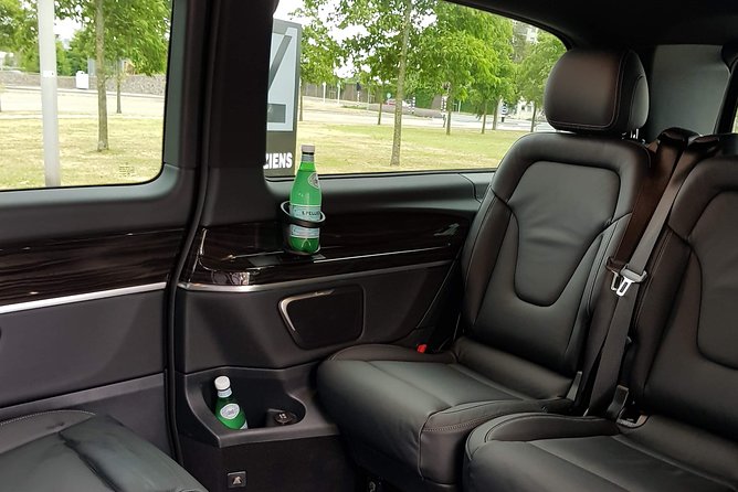 Luxury transfer From Amsterdam Schiphol airport to Rotterdam Cruise terminal - From Schiphol main hall to a real chauffeur moment