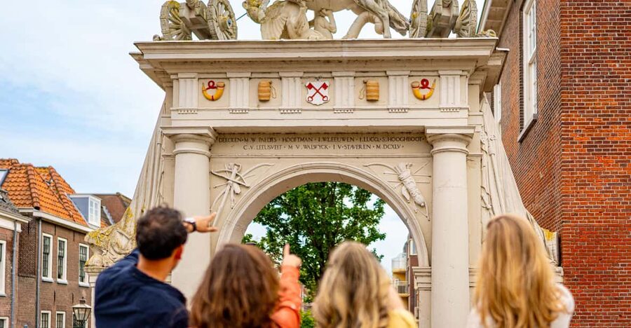 Outside Escape Amsterdam with your friend(s) and have fun! - A one-day city game from Rembrandthuis to Paleis op de Dam
