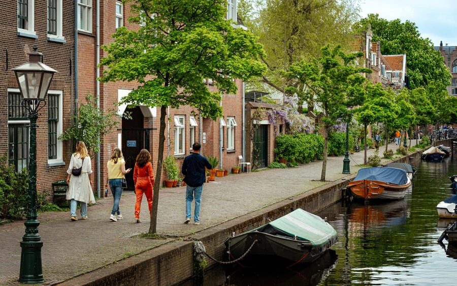 Outside Escape Amsterdam with your friend(s) and have fun! - Hints and the servicedesk at sunrise and sunset