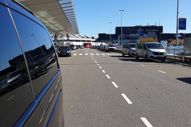 Private Airport Transfer to or from Schiphol Airport - Potential pitfalls: waiting beyond 70 minutes and driver-finding confusion
