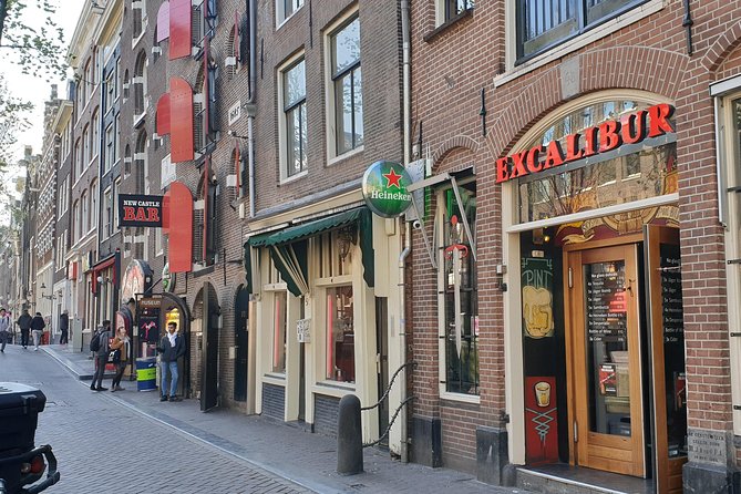 Private Amsterdam Red Light District tour in Spanish - Pub The Ape: wooden buildings and the fire that changed everything