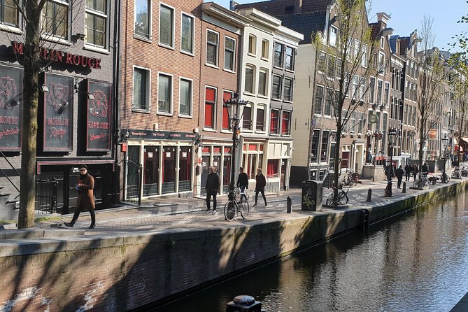 Private Amsterdam Red Light District tour in Spanish - The smallest house of Amsterdam, and the VOC connection