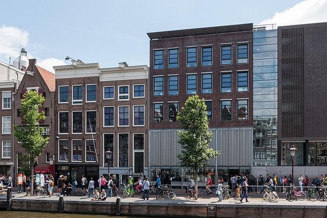 Private Amsterdam WW2 walking tour - Memorials That Keep the Deportation Story Clear
