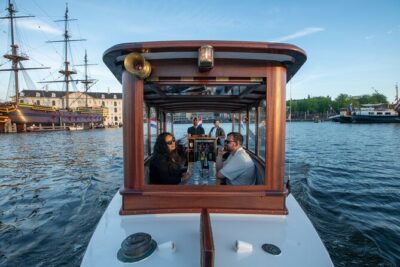 Private Boat Tour Amsterdam – 90 Min incl. welcome drink on historic saloon boat