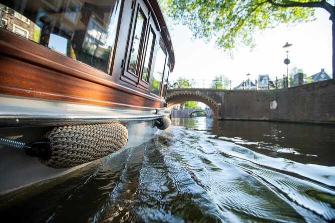 Private Boat Tour Amsterdam - 90 Min incl. welcome drink on historic saloon boat - Comfort on a saloon boat: cozy, not cramped