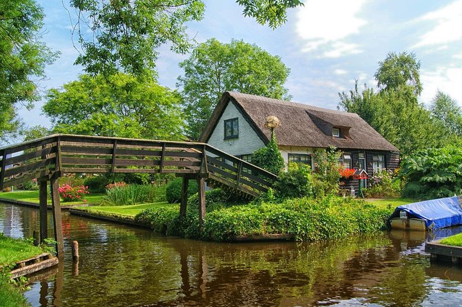 Private day trip to Giethoorn and the Enclosing Dike - Door-to-door transport from Amsterdam, sedan or minivan