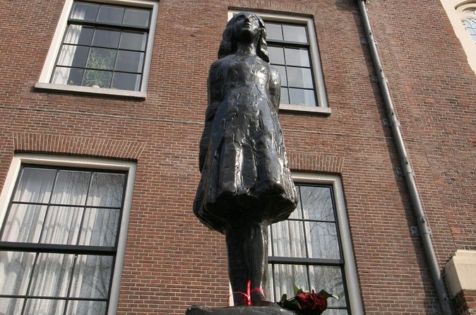 Private Jewish tour of Amsterdam with local tour guide - Memorial Plate Jewish Amsterdam Walk, street-level Jewish Quarter time