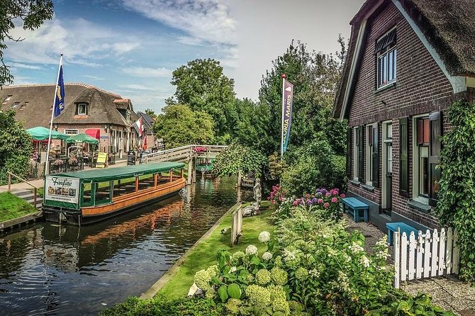 Private Sightseeing Tour to Giethoorn from Amsterdam incl. canal cruise - The Mercedes pickup: small comfort wins add up