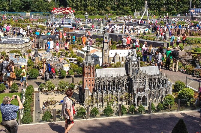 Private Tour Delft The Hague(Delft Blue/Royal Fam)6 hrs 1-15 pers - Delft’s canals, churches, and blue-and-white pottery focus