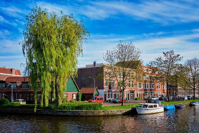 Private Tour in The Hague with a local with food tasting - What you see besides politics: monuments, art museum streets, and shopping time