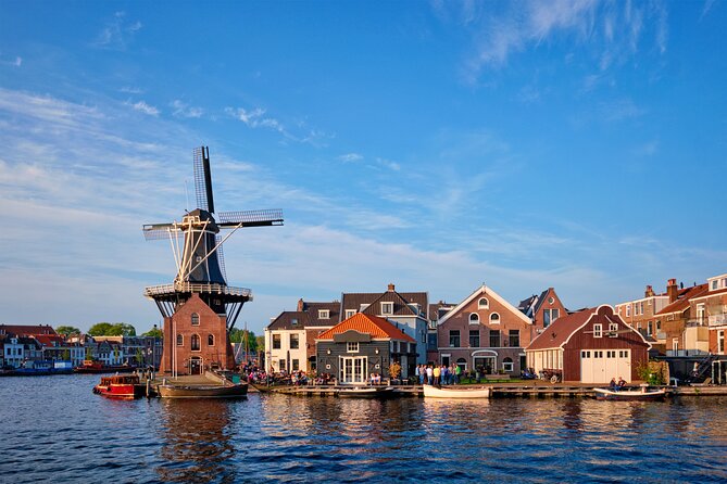 Private Tour in The Hague with a local with food tasting - Your local guide: the difference between seeing and understanding