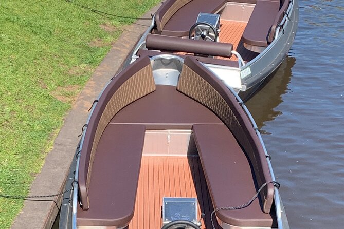 Private tour to Giethoorn, the Windmills, Cheese from Amsterdam - Final Giethoorn hour: canals, bridges, and where to spend your energy