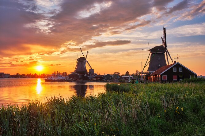 Private Tour Zaanse Schans Windmills, Volendam & Marken - Volendam Village Walk: De Dijk, Harbor Views, and Woltjes Backerij Stroopwafels