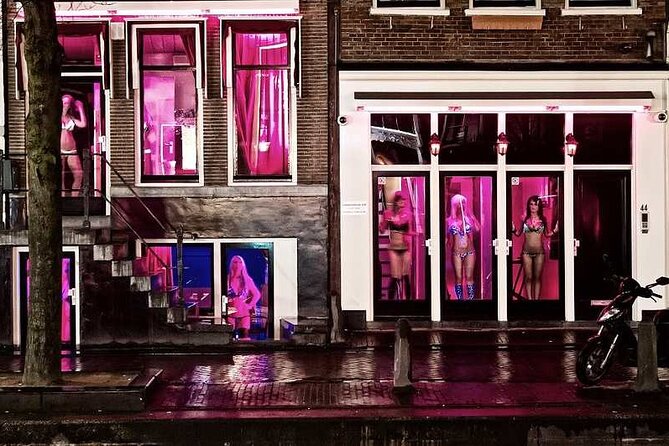 Red Light District Primetime Private Tour for 18+ Only - Why De Wallen at 10pm feels different than daytime walks