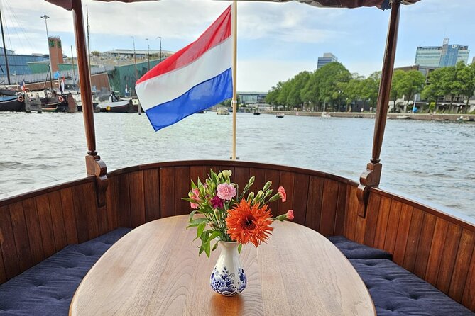 Romantic Private Boat Tour Amsterdam 90min incl welcome drink - Cruising the Amstel river: wider views and houseboat living
