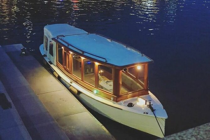Romantic Private Boat Tour Amsterdam 90min incl welcome drink - The Skinny Bridge and the Seven Bridges area after dark