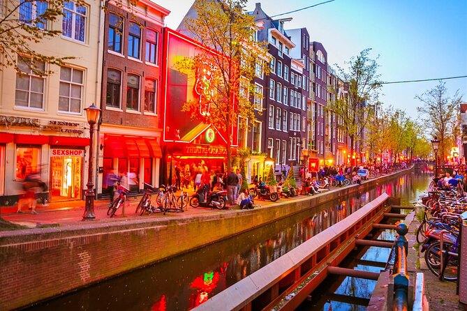 Self-Guided Canals of Amsterdam Photography Tour - Herengracht Canal Stop: Boats and Passing Moments