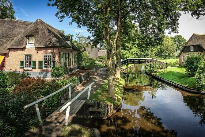 Sightseeing Keukenhof Tulip fields, Giethoorn tour from Amsterdam - Giethoorn Canal Cruise and Village Stroll: Slow Views on the Water