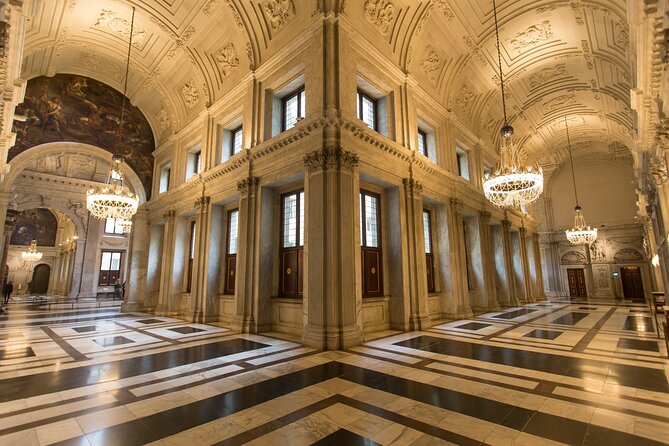 Skip-the-line Royal Palace of Amsterdam Private Guided Tour - Where you meet, how the tour actually starts