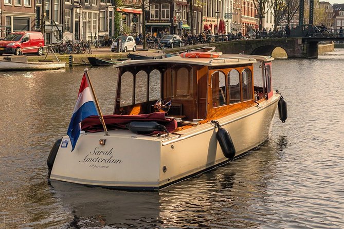 Small-Group Luxury Canal Cruise with Local Skipper - Singel 250 meeting point and how the 90 minutes are paced
