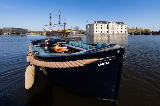 Small-Group Luxury Canal Cruise with Local Skipper - The famous romantic bridge moment and your best photo plan