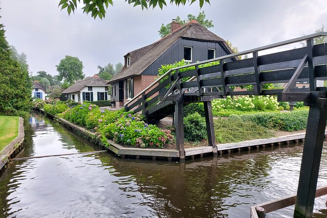 Small-Group Tour to Windmills & Giethoorn with boat tour - Giethoorn on foot: wandering streets with time to breathe