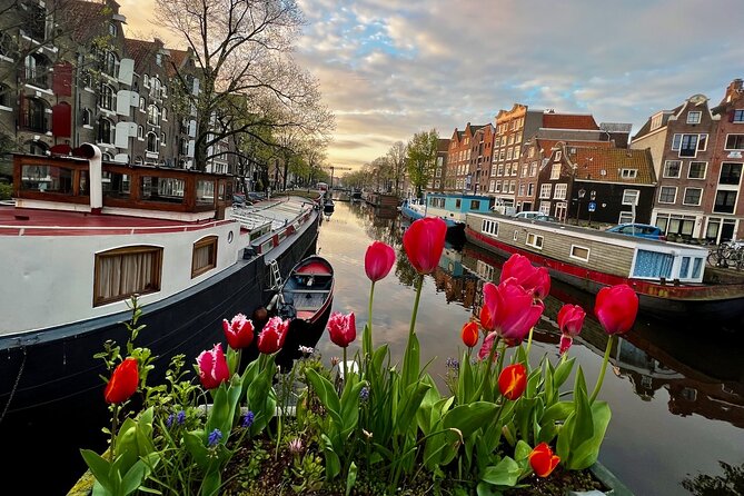 Small Group Walking Tour in Amsterdam with Friendly and Fun Guide - Begijnhof: courtyard calm, hofjes, and two kinds of faith