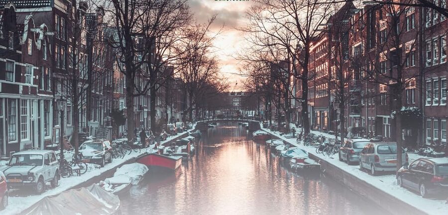 Tour of the historical center of Amsterdam in Italian - Dam Square to Begijnhof: the guided center in a human pace