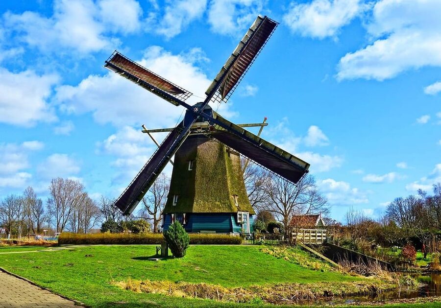VIP Keukenhof Gardens & Dutch Countryside Private Tour - Zaanse Schans: Windmills, Workshops, and Dutch Small-Town Atmosphere