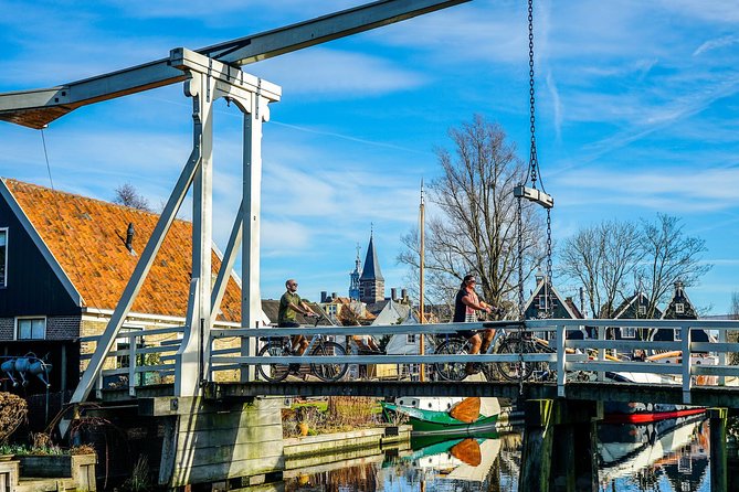 Volendam: E-bike rental with suggested countryside- and fisherman village route - Volendam is the right start for dikes, windmills, and fishing villages