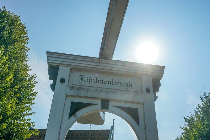 Volendam: E-bike rental with suggested countryside- and fisherman village route - Monnickendam in about an hour: old streets, harbor terraces, and a beer brewery stop