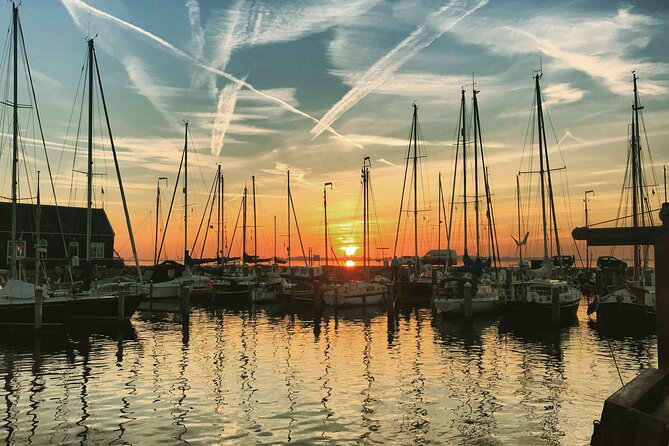 Volendam: E-bike rental with suggested countryside- and fisherman village route - Ride the dikes and the Gouwzee: above water once, below sea level once