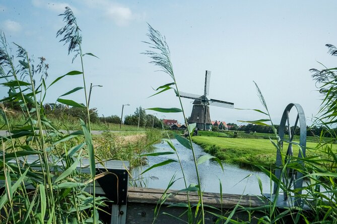 Volendam: E-bike rental with suggested countryside- and fisherman village route - How to keep your pace easy, even with self-guided riding