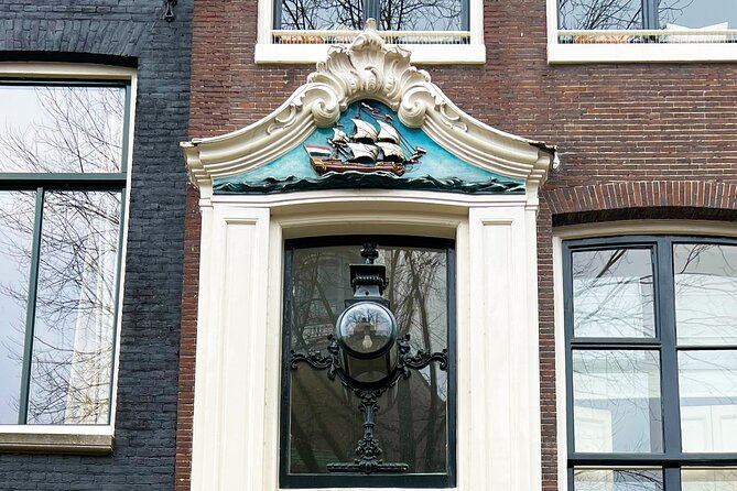 Walking Tour about Golden Age Architecture, private local guide - Wealth symbols and ship-trade details at De Dolphijn and Prinsengracht warehouses