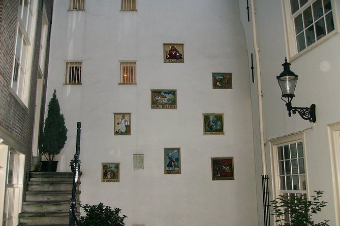 Walking tour of 2 hours of the highlights of Amsterdam - Begijnhof courtyard: a quieter Amsterdam pause in the middle of walking