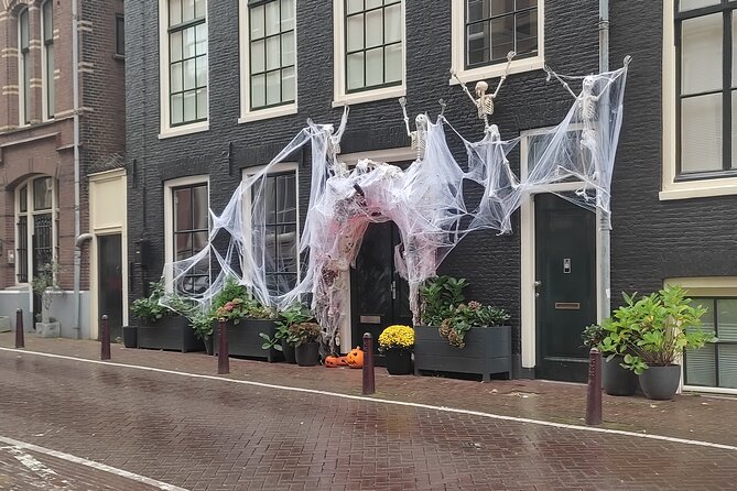 Walking Tour of Haunted Amsterdam - Gerg’s costumed start, and why small groups feel better