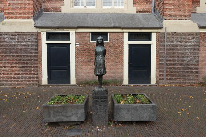 WW2 Jewish & Anne Frank Amsterdam Smartphone Guided Walking Tour - Start at Verzetsmuseum, where the Resistance story sets the tone