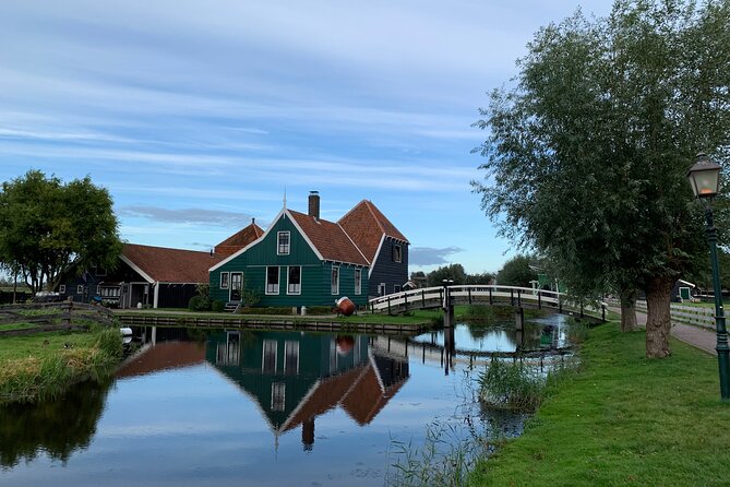 Zaanse Schans and Giethoorn Small-Group Tour with Hotel Pick-Up - Giethoorn, the Green Little Venice: Canals, Boats, and Calm Walking